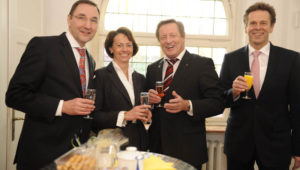 Dr. Weitz mit seiner Frau und 2 Geschäftspartnern